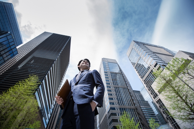 高層ビルとビジネスマン